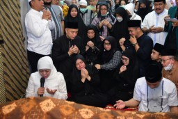Ayahanda Wali Kota Eri Cahyadi Berpulang, Gubernur Khofifah Sampaikan Duka Cita Mendalam dan Doakan Almarhum Husnul Khotimah