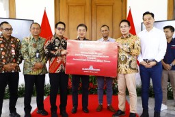 Pj Gubernur Adhy Segera Salurkan Baja Ringan Bantuan dari PT Kepuh Kencana Arum ke Warga Bawean