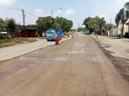 Jalan Rusak di Prambon Ditinggikan 20 Cm, Gus Muhdlor: Saya Minta Pengaspalannya Berkualitas