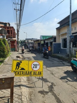 Jalan Rusak yang Ditanami Pisang di Desa Jumputrejo Diperbaiki