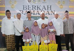 PWI Gresik Beserta Bupati dan Waket DPRD Santuni Puluhan Anak Yatim