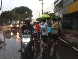 Berkah Ramadhan, PWI Sidoarjo Bagi Takjil kepada Pengendara