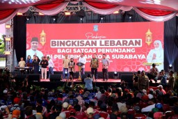 Wali Kota Eri Cahyadi Bagikan Bingkisan Lebaran kepada 14 Ribu Satgas Penunjang Pemkot Surabaya