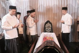 Tradisi Malem Selawe, Bupati Gresik Sebut Selain Sisi Spritual dan Dakwah Juga Membangkitkan UMKM