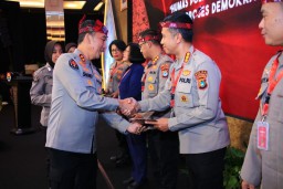 Beri Penghargaan Tujuh Anggota Terbaik, Kadiv Humas Polri: Bentuk Apresiasi Jajaran Humas Polri