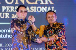 Berhasil Wujudkan Pemilu di Jatim Aman dan Kondusif, Pj Gubernur Adhy Terima Prapanca Awards 2024