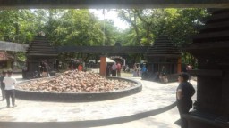 Warga Bojonegoro Padati Wisata Kayangan Api Saat Libur Lebaran