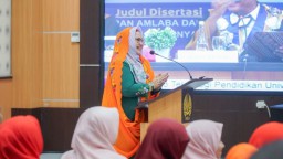 Angkat Metode Pembelajaran Alquran Bagi Tuna Rungu, Wakil Bupati Aminatun Habibah Raih Gelar Doktor Dari Unesa