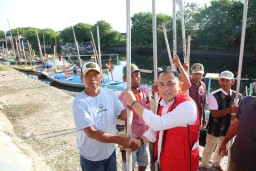 Wali Kota Eri beri Bantuan Alat Tangkap Ikan di Kenjeran dan Tambak Wedi