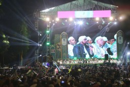 Dihadiri Ribuan Jemaah, Salawat Bersama Habib Syech Menggema Jelang HJKS ke-731