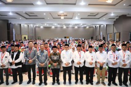 Pj. Gubernur Adhy Lepas 366 Jamaah Haji Kloter Pertama Embarkasi Surabaya, Pesankan Jaga Ketahanan Fisik dan Mental