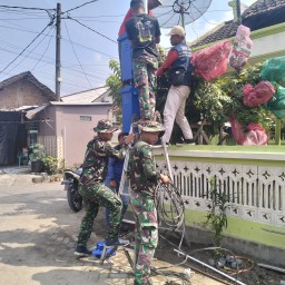 Satgas TMMD dan Warga Desa Penambangan Gotong Royong Terangi Malam dengan 10 PJU Baru