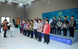 Lantik 23 PPIH Embarkasi Surabaya, Pj. Gubernur Adhy Pesankan Berikan Pelayanan Prima Jamaah Haji