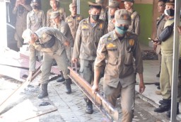 Dimanfaatkan untuk Padat Karya, BPKAD-Satpol PP Tertibkan Aset Pemkot Surabaya di Kencanasari Timur