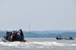 Satpol PP dan DKPP Surabaya Gencar Patroli Laut, Awasi Penggunaan Alat Tangkap Ikan Ilegal