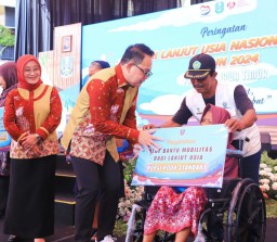 Peringati HLUN Bersama 400 Lansia Jatim, Pj. Gubernur Adhy Ajak Masyarakat Tingkatkan Kepedulian