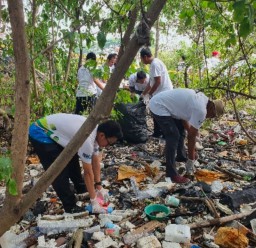 Karyawan UP Gresik Ikuti Coastal Clean UP Rangkaian Peringatan Hari Lingkungan Hidup 2024