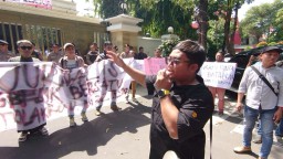 Wartawan Gresik Demo Tolak RUU Penyiaran di Kantor Pemkab dan DPRD