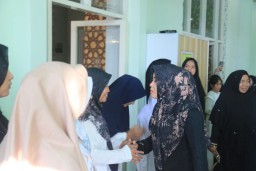 Sholat Idul Adha Bareng Warga Kemlagi, Bupati Ikfina Ajak Teladani Pengorbanan Nabi Ibrahim 