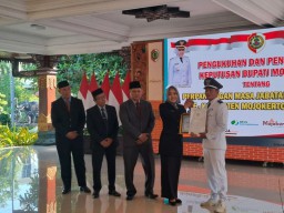 299 Kades se-Kabupaten Mojokerto Terima SK Perpanjangan Masa Jabatan dari Bupati Ikfina 