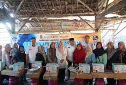 Bupati Ikfina Serahkan Bansos Tata Boga Untuk KPM-PKH, Tingkatkan Kesejahteraan Keluarga 