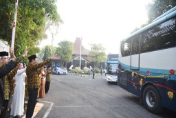 Plt. Bupati Sidoarjo: Pemkab Sidoarjo Berangkatkan 16 Bus JCH Sidoarjo ke Asrama Haji Sukolilo