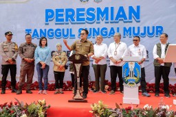 Pj. Gubernur Jatim Resmikan Tanggul Sungai Mujur dan Jembatan Kloposawit
