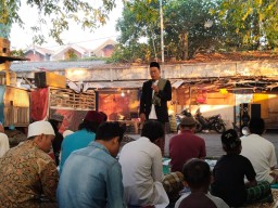 Solat Ied dan Potong Hewan Kurban Pertama Kali Bagi Keluarga Anak Jalanan Terminal Gresik