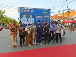 Bupati Gresik Lepas Ekspor Perdana Produk UMKM Songkok ke Brunei Darussalam