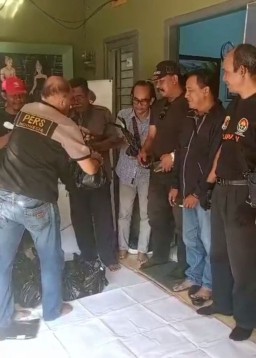 Ketua Umum Pijar Nusantara Bagikan Daging Kurban untuk Anggota dan Kaum Dhuafa