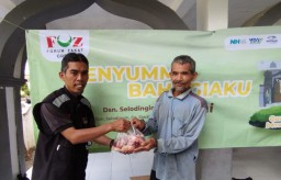 FOZ Bagikan Daging Kurban, Warga Kampung Selidingin Tersenyum Bahagia
