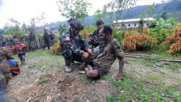 Satgas TNI Sambangi Kampung Titigi Intan Jaya Beri Pelayanan Kesehatan Masyarakat