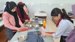 Perempuan dan Pemuda Surabaya Dilatih Keterampilan Wirausaha