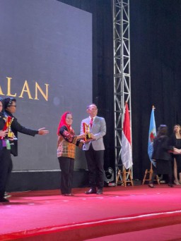 Pj Wali Kota Mojokerto Sabet Pembina Koperasi Andalan Harkopnas ke-77