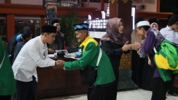 Bupati Ikfina dan Wabup Al Barra Kompak Sambut Kedatangan Jamaah Haji Kabupaten Mojokerto 