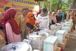 Salurkan Bantuan Tata Boga Untuk Warga Bangsal dan Mojoanyar, Bupati Ikfina Harapkan Tingkatkan Ekonomi 