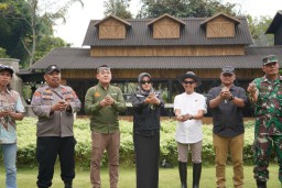 Resmikan Cafe Rustic Market Pacet, Bupati Ikfina : Banyak Potensi Alam Bisa Digarap