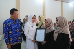 Serahkan Sertifikasi Halal, Bupati Ikfina Harapkan Pelaku UMKM Bisa Tambah Lapangan Kerja 