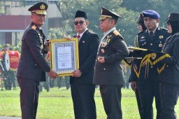Pj. Gubernur Jatim Terima Piagam dan Pin Emas dari Kapolri di Hari Bhayangkara ke-78
