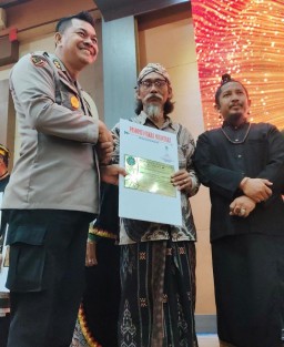 Pengasuh Ponpes Jin dan Manusia Raih Penghargaan 100 Orang Hebat Se-Jawa dan Bali