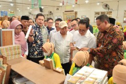 Pj. Gubernur Salurkan BLT DBH CHT Bagi Buruh Pabrik Rokok Lintas Wilayah Jatim Tahun 2024