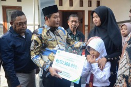 Plt. Bupati Subandi Serahkan Santunan JKM dan Beasiswa Pendidikan Rp. 127.500.000,-
