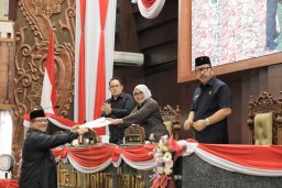 Hadiri Penyampaian Pendapat Banggar Terhadap Raperda P-APBD Jatim 2024, Pj. Gubernur Adhy Optimistis Tuntas Tepat Waktu