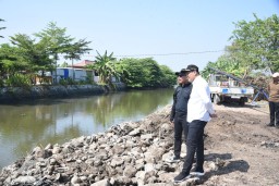 Plt Bupati Subandi Pantau Perkembangan Pembangunan Jembatan Kedungpeluk