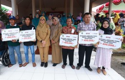 Bupati Banyuwangi Ipuk Salurkan BLT DBHCHT Rp 4,4 Miliar Kepada 2.450 KPM