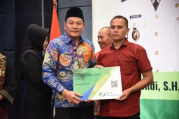Plt. Bupati Sidoarjo Serahkan Kartu Kepesertaan BPJS Ketenagakerjaan Pada 13.249 Pekerja Rentan Sidoarjo