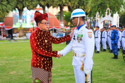 Pj Gubernur Adhy Apresiasi 1.250 Warga Jatim yang Antusias Ikuti Upacara Peringatan HUT Ke-79 RI di Grahadi