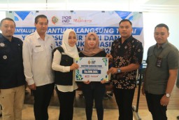 Bupati Ikfina Bagikan Bantuan BLT DBHCHT Kepada 112 Buruh Pabrik Rokok 