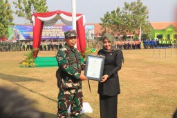 Upacara Penutupan TMMD Ke-121 Desa Bandung, Bupati Ikfina Apresiasi Hasil Pembangunan Lebih Baik 