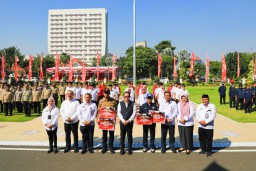 Pj. Gubernur Adhy Berangkatkan TKSK dan TAGANA, Salurkan Tali Asih Bagi Keluarga Pahlawan dan Perintis Kemerdekaan